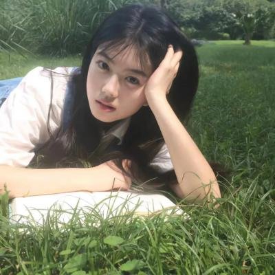 随盲柳入眠的女人